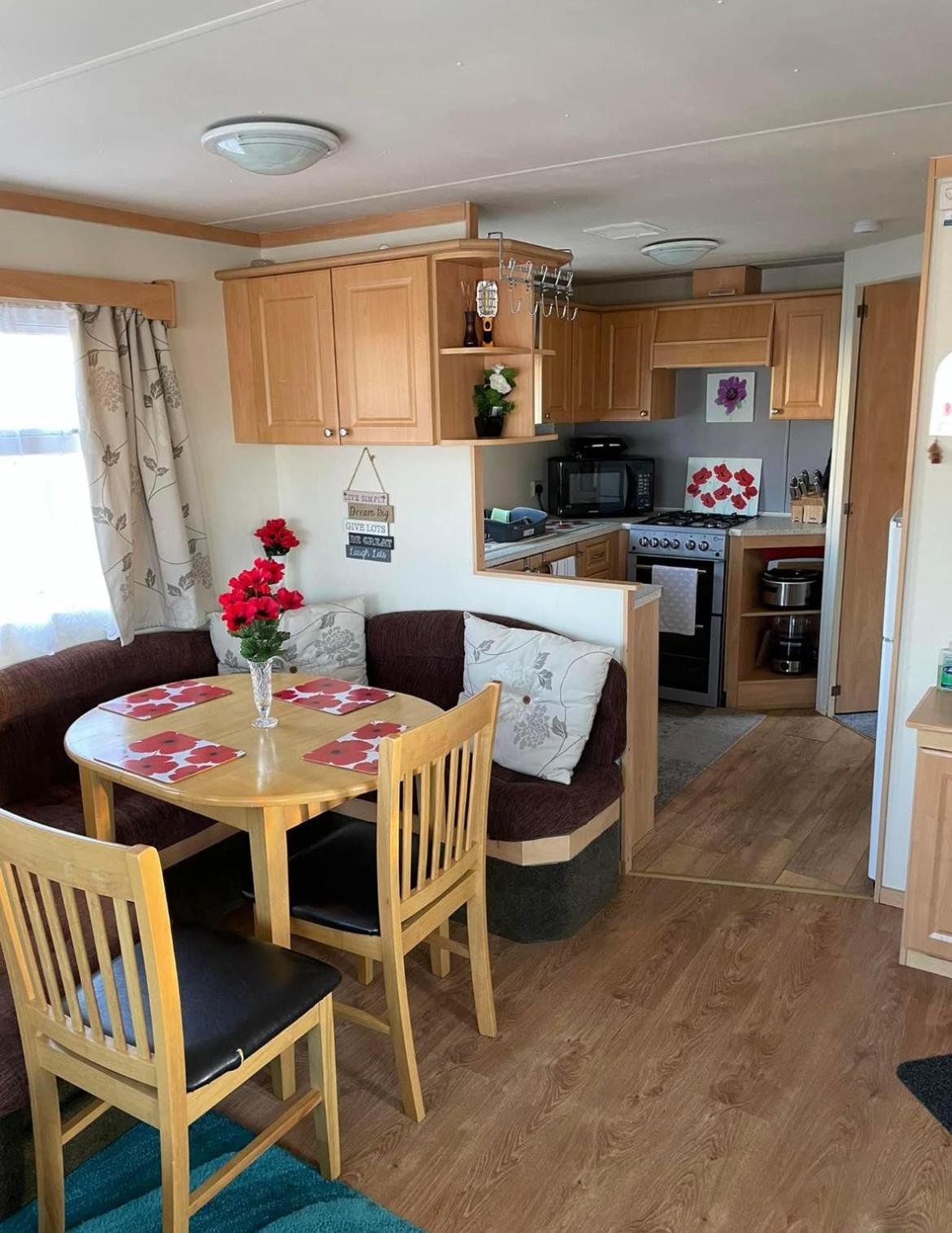 Lovley 3 Bedroom Static Caravan In Clarach Bay Aberystwyth Exterior photo